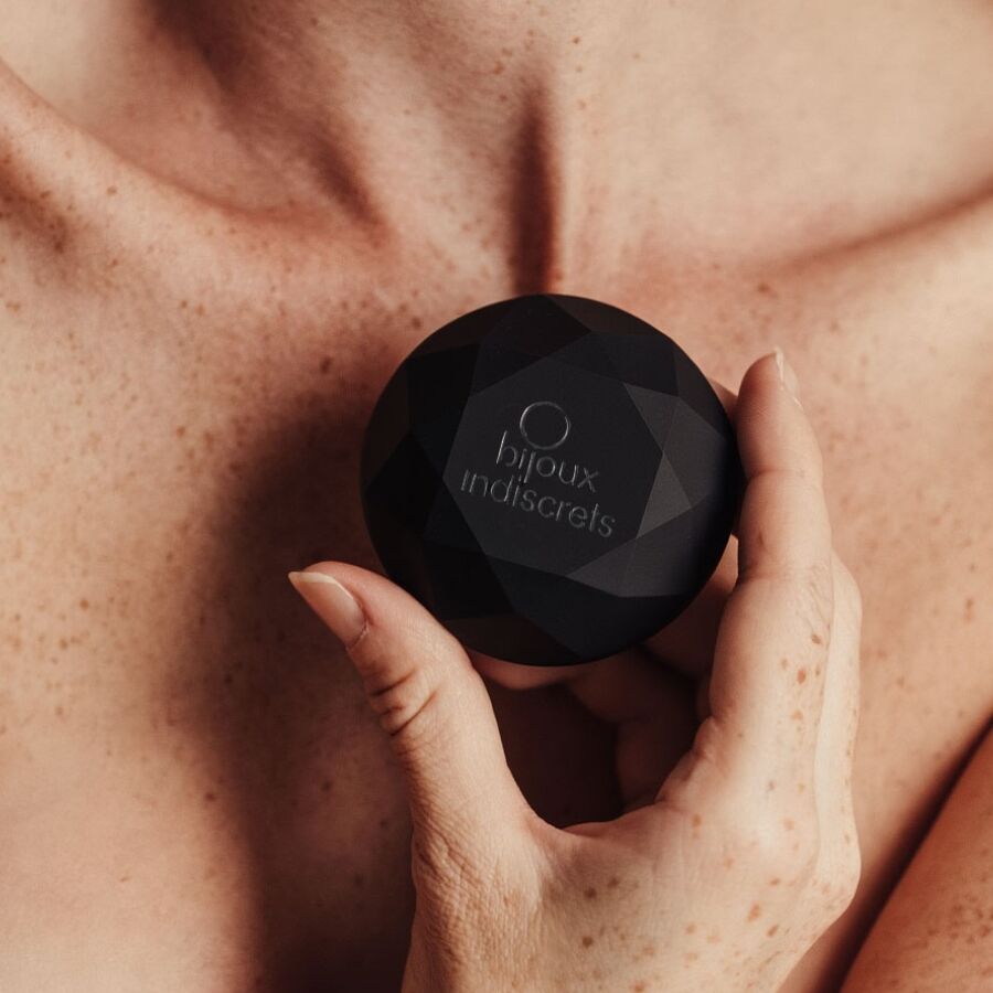 Twenty One™ Black Edition | Luxury Diamond Vibrator | VÉLDIS